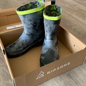 NIB kids rubber boots sz1